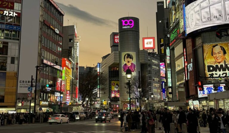 A busy intersection in Tokyo, Japan, lit up at night